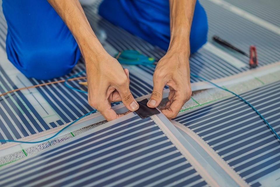 Schemat montażu ogrzewania podłogowego w łazience, ilustracja krok po kroku instalacji.