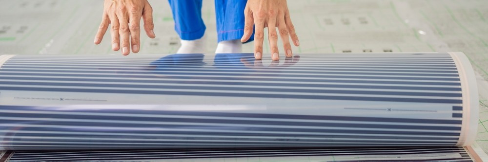 Grafika prezentująca schemat instalacji elektrycznego ogrzewania podłogowego w łazience.