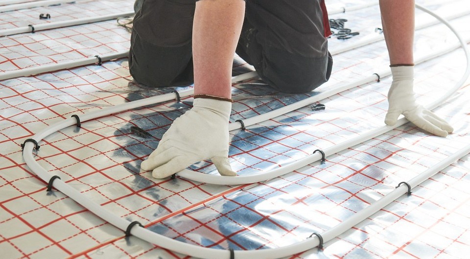 Schemat instalacji ogrzewania podłogowego w łazience dla optymalnego komfortu cieplnego.