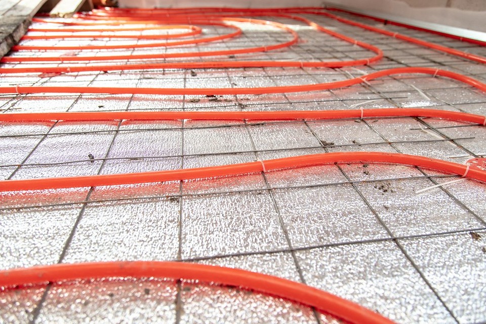 Wizualizacja ogrzewania podłogowego w łazience z uwzględnieniem rozmieszczenia rur.