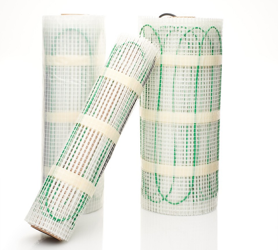 Ilustracja różnych metod instalacji ogrzewania podłogowego w małej łazience.