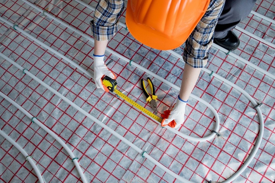 Różne schematy instalacji ogrzewania podłogowego w łazience: maty grzewcze, kable i wodne systemy.