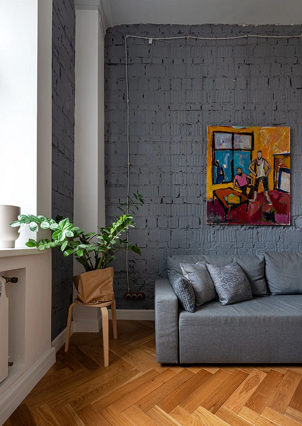 Loftowa ściana z drewnem Nowoczesna ściana akcentowa w stylu loft z drewnianymi panelami, idealna do małego mieszkania w 2026 roku.