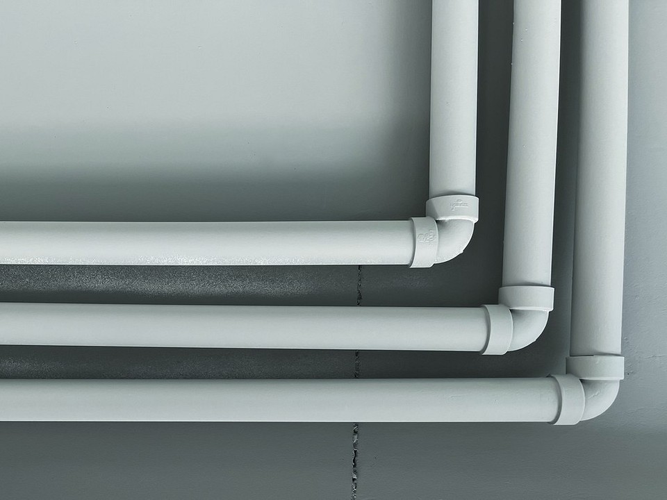 Różne rodzaje rur wodociągowych ułożone razem, ukazujące różne materiały i konstrukcje.