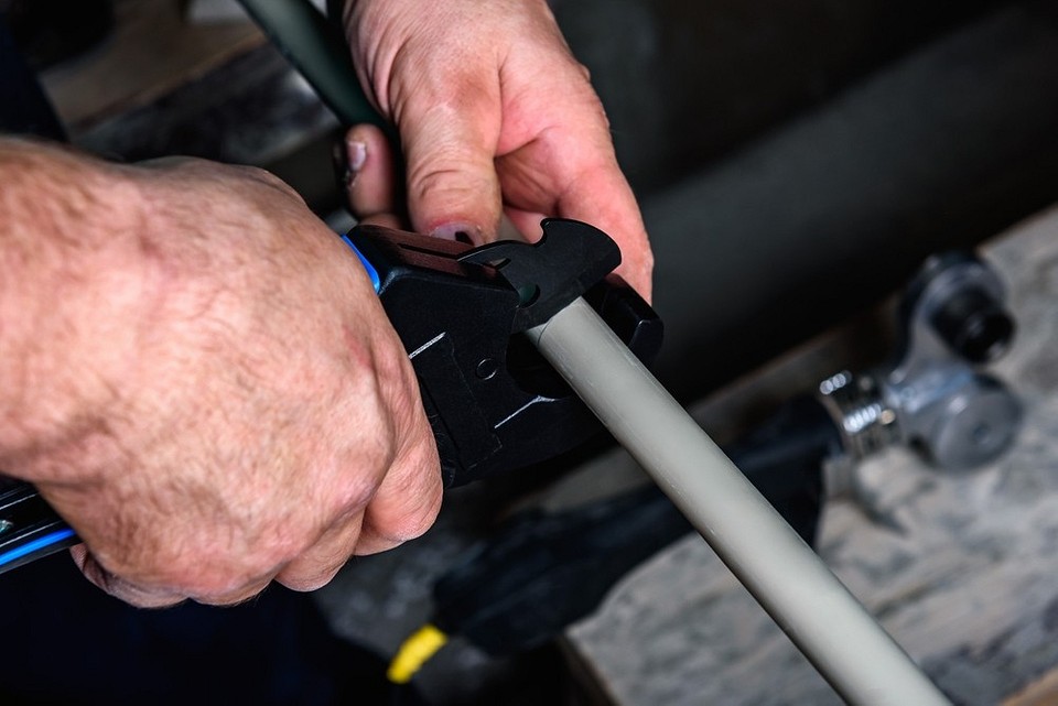 Przykłady różnych materiałów na rury wodociągowe do użytku domowego i przemysłowego.