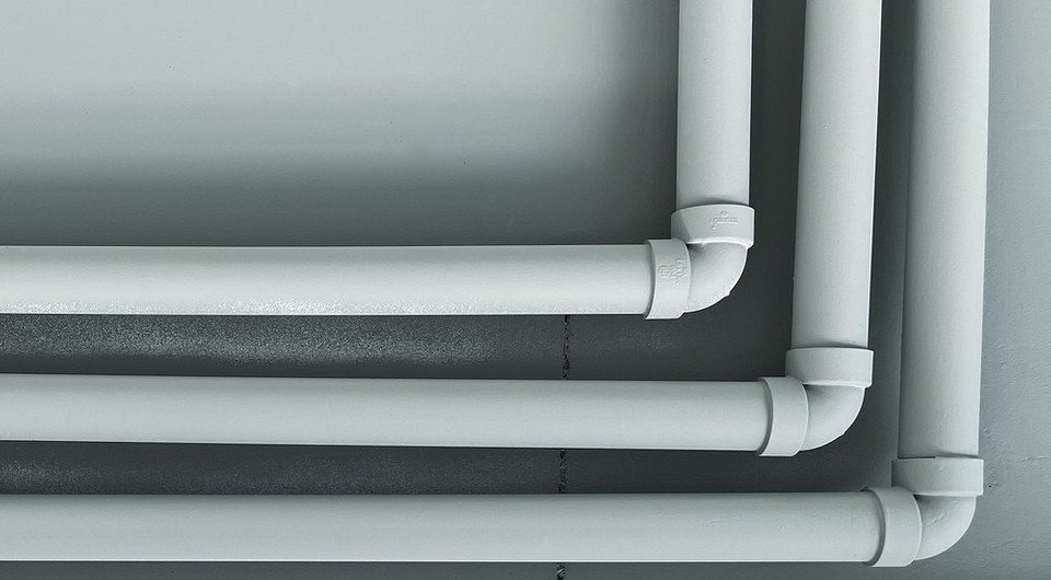 Różne rodzaje rur wodociągowych, przegląd popularnych opcji do domu i na zewnątrz.