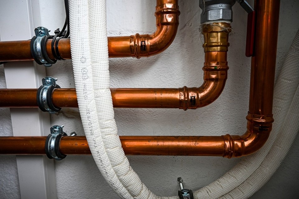 Instalacja rur wodociągowych: różne rodzaje rur do zastosowań wewnętrznych i zewnętrznych.