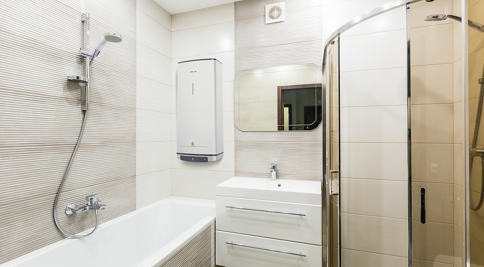 Inteligentny podgrzewacz wody Ariston w nowoczesnej łazience, oszczędność energii.