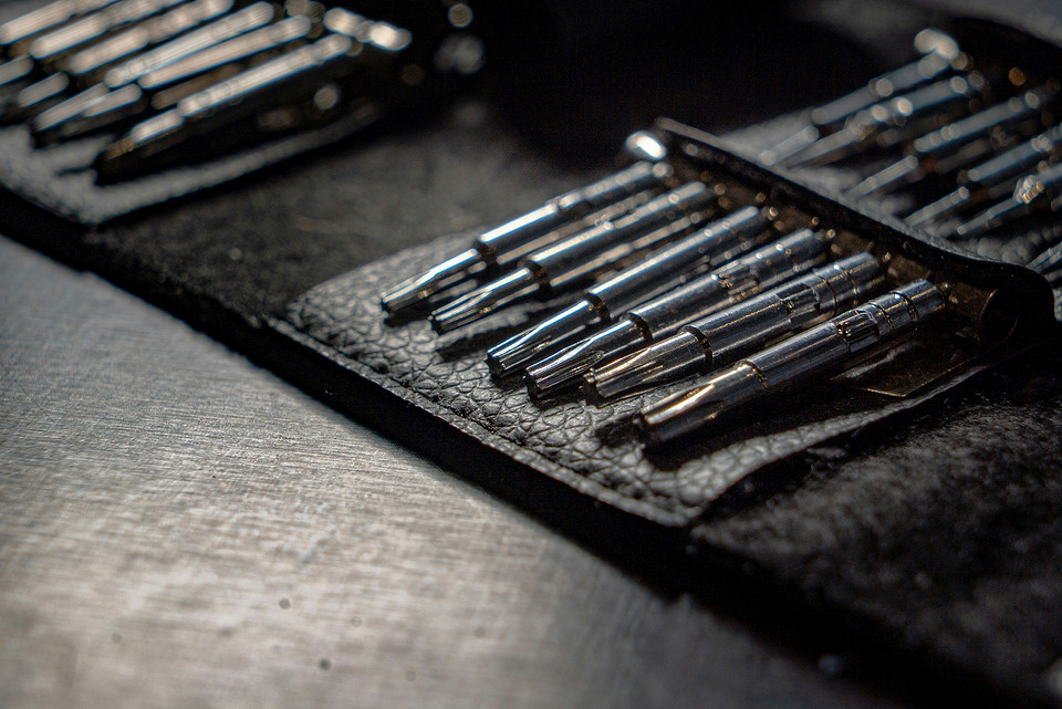 Różne rodzaje śrubokrętów i ich zastosowanie w różnych dziedzinach, od elektroniki po budownictwo.