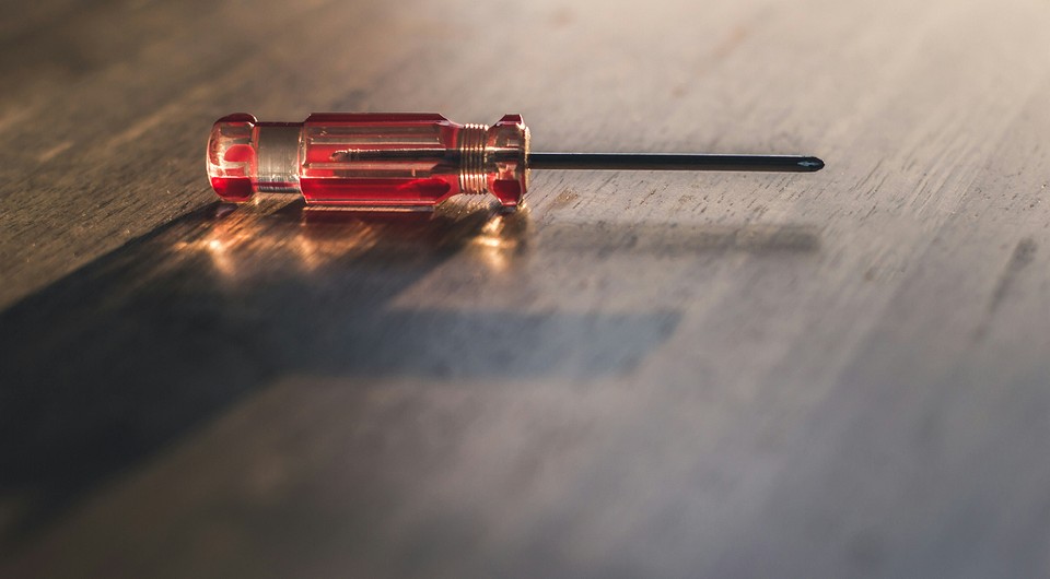 Różne rodzaje śrubokrętów, ich rozmiary, materiały i kryteria wyboru do domu.