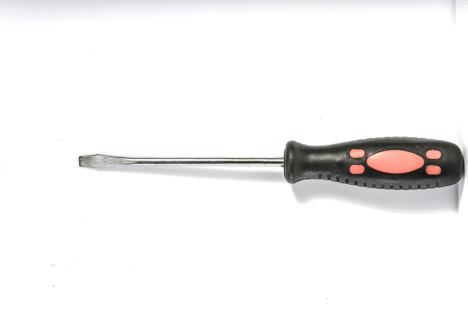 Ilustracja przedstawia różne typy śrubokrętów, ich zastosowanie i charakterystykę.