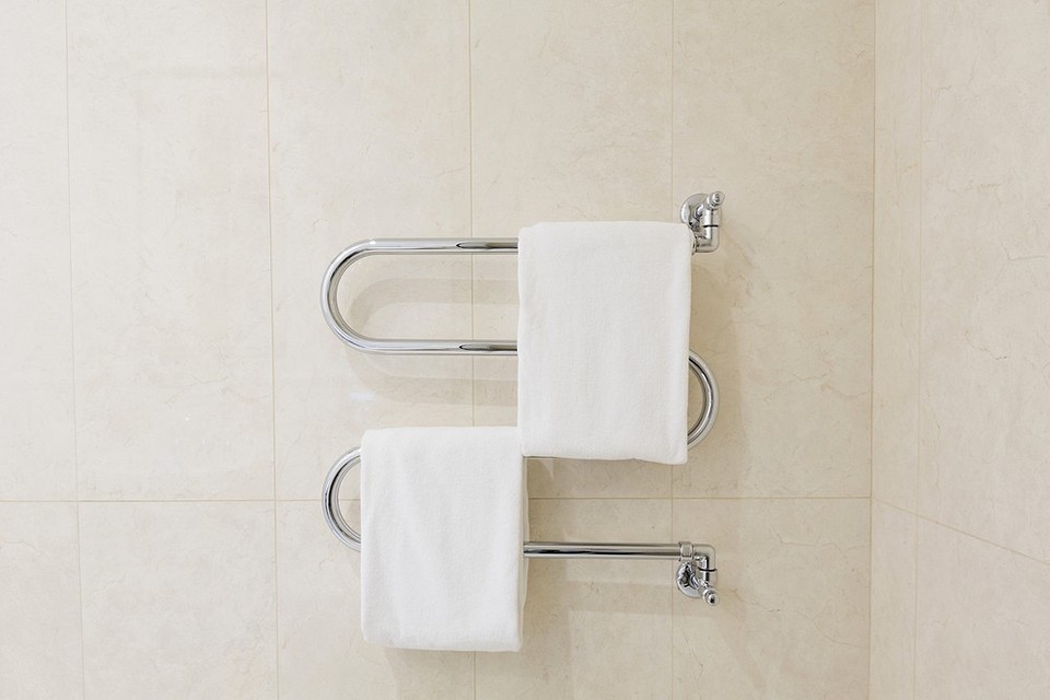 Wybór grzejnika: porównanie Porównanie grzejników łazienkowych: wodny i elektryczny, analiza efektywności i kosztów.