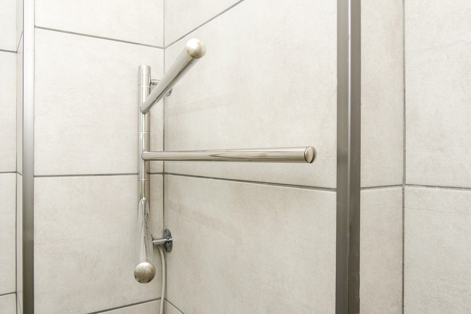 Elektryczny grzejnik łazienkowy Elektryczny grzejnik łazienkowy: szybkie ogrzewanie i łatwa instalacja w łazience.