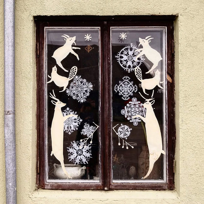 Bożonarodzeniowe ozdoby okienne DIY 2026: Szablon do pobrania i własnoręcznego wykonania.