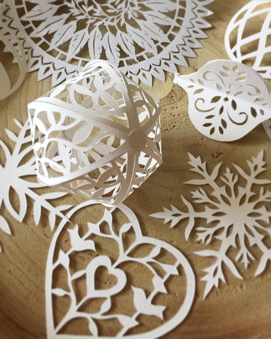 Bożonarodzeniowe wycinanki 2026: proste i efektowne dekoracje okienne z papieru.