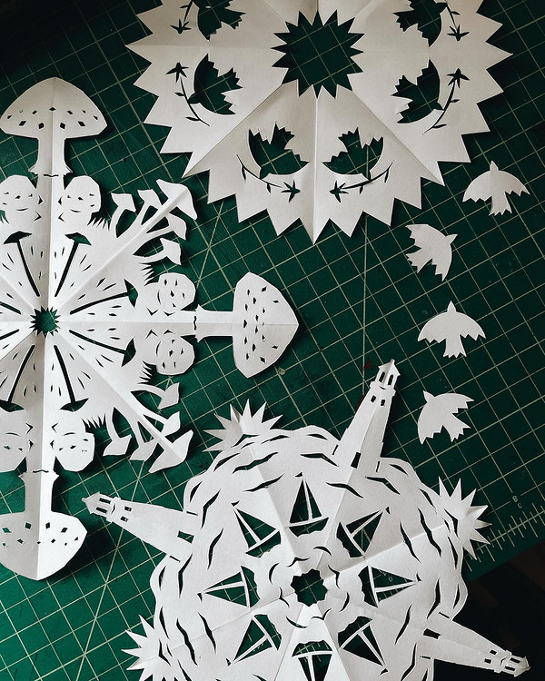 Wycinanki bożonarodzeniowe 2026: Kreatywne dekoracje okienne DIY z papieru, szablon.