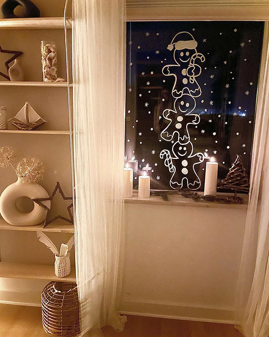 Ozdoba okienna z papieru DIY 2026: kompozycja z bombek i gałązek.