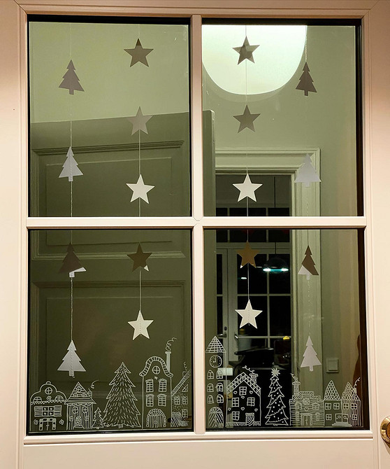 Bożonarodzeniowe wycinanki 2026: Ręcznie robione dekoracje okienne z papieru.