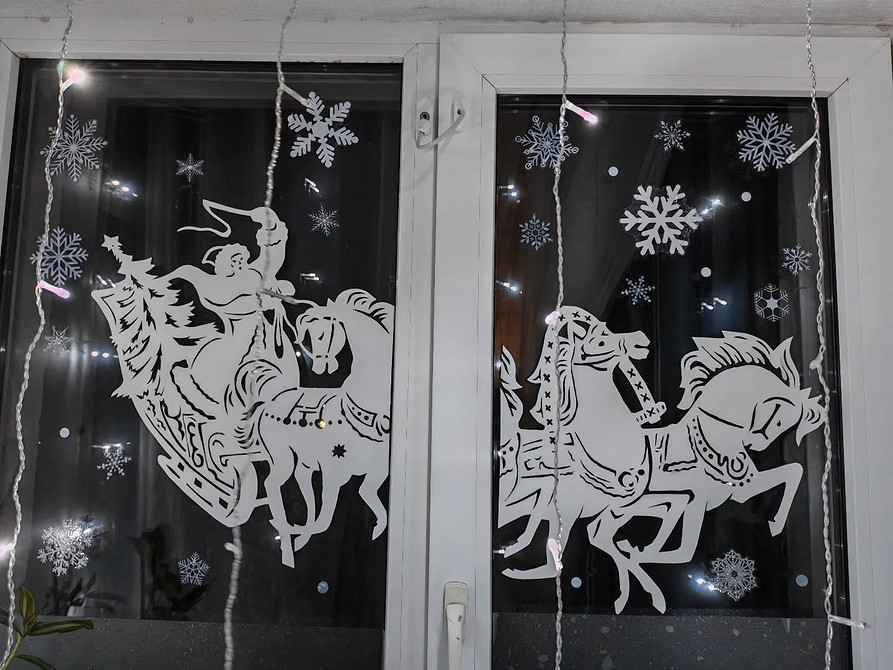 Wycinanka bożonarodzeniowa 2026: zimowy krajobraz z domkami i drzewami.