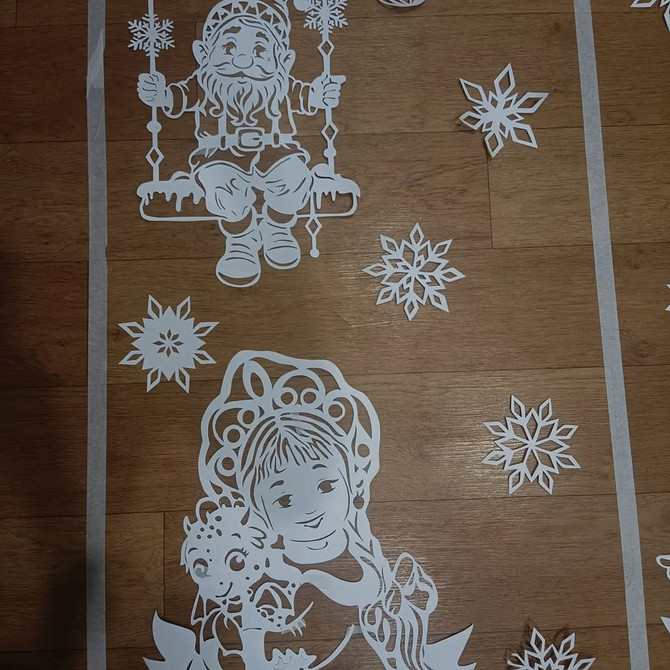 Szablony wycinanek 2026 do pobrania: bałwanki i płatki śniegu na okno.