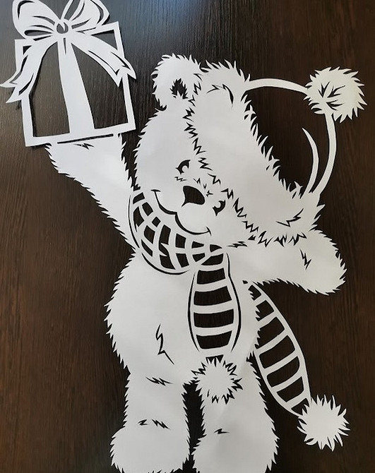 Bożonarodzeniowe wycinanki 2026: Gotowy szablon do wydrukowania i stworzenia ozdoby okiennej.