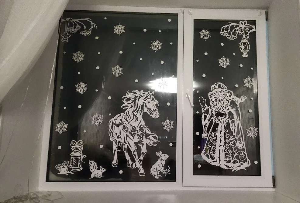 Szablon wycinanki na okno 2026: Święty Mikołaj z prezentami.