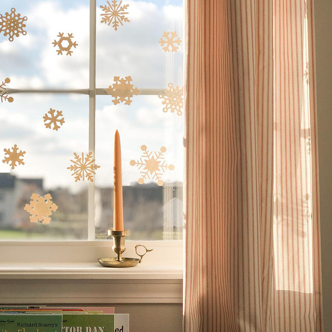 Szablon wycinanki bożonarodzeniowej 2026: renifer i choinki na oknie.