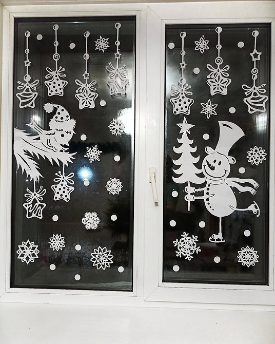 Bożonarodzeniowe wycinanki 2026: pomysł na dekorację okna z papieru, gotowy szablon do druku.