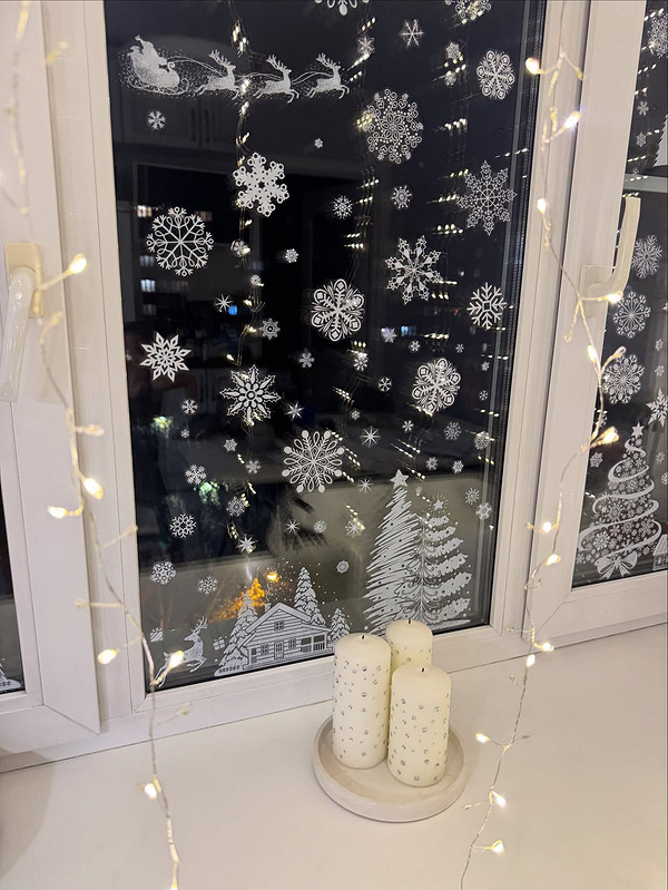 Bożonarodzeniowe wycinanki 2026: stwórz świąteczny klimat w swoim oknie z papierowymi ozdobami.