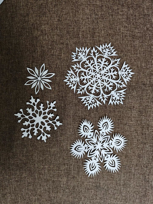 Bożonarodzeniowe wycinanki 2026: darmowe szablony do pobrania, ozdoby okienne z papieru.