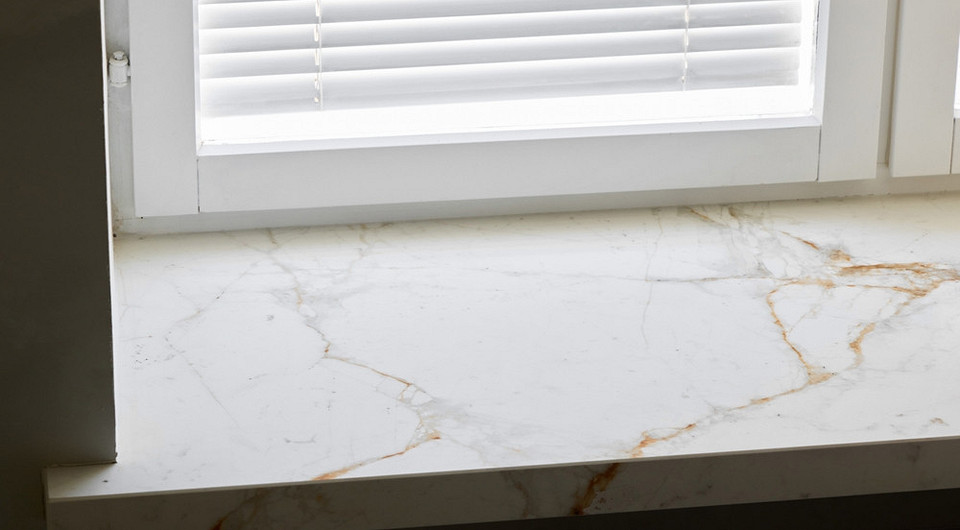 Narzędzia i etapy wymiany parapetu PCV krok po kroku. Przygotowanie do montażu.