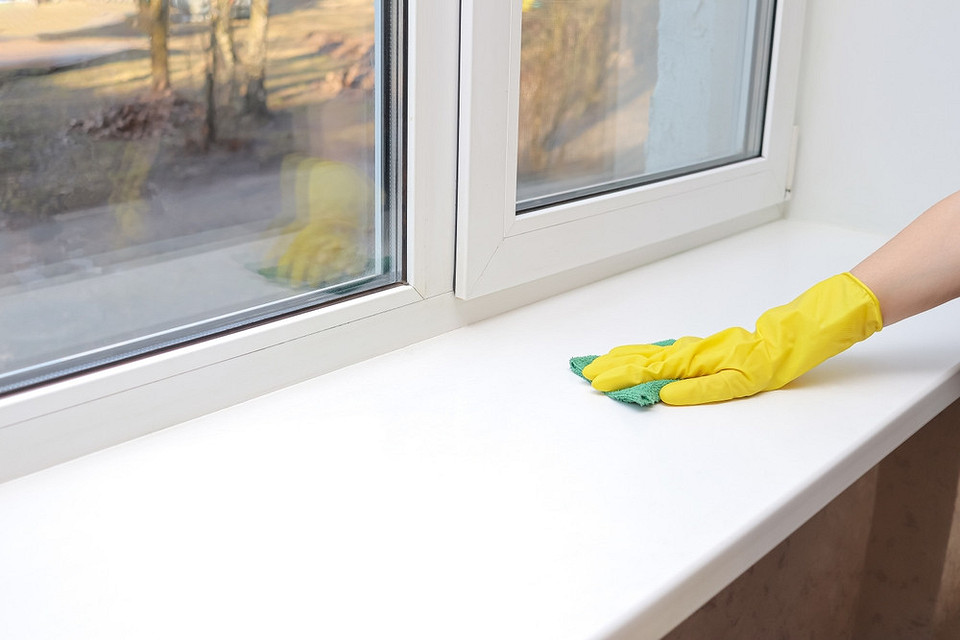 Efekt końcowy wymiany parapetu PCV. Nowy parapet PCV po montażu.