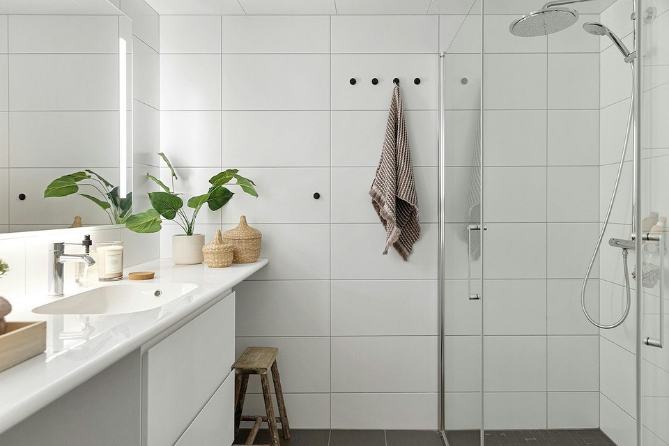 Usuwanie zapachu kanalizacji z toalety: krok po kroku jak zlokalizować i zlikwidować przyczynę problemu.