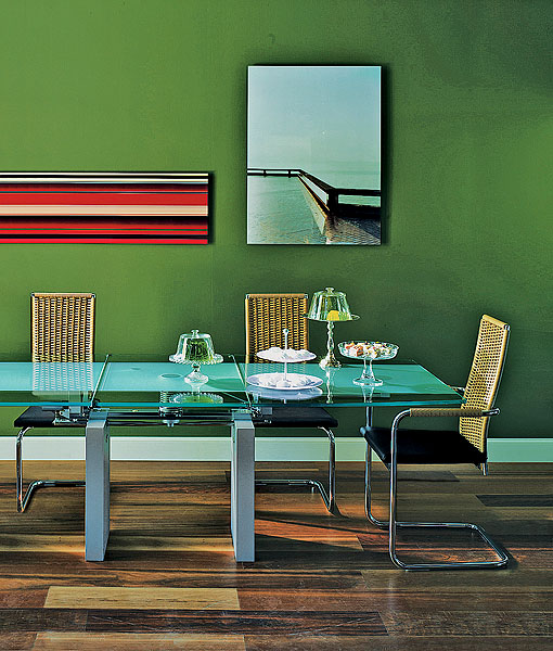 Minimalistyczne nakrycie stołu w stylu skandynawskim z naturalnymi materiałami i prostą zastawą.