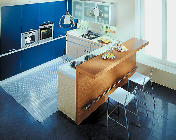 Eleganckie nakrycie stołu z białą zastawą, świecami i subtelnymi dekoracjami na drewnianym stole.