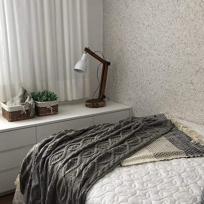 Elegancja w przedpokoju Przykład zastosowania płynnych tapet w przedpokoju, dodających elegancji i stylu.