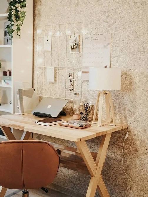 Subtelna elegancja Ściana w sypialni ozdobiona płynnymi tapetami, nadająca wnętrzu subtelny i elegancki charakter.