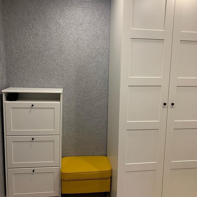 Płynne tapety akcentem Przykładowa ściana wykończona płynnymi tapetami w intensywnym kolorze.
