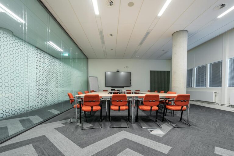 Nowoczesne Rozwiązania Akustyczne: Stwórz Idealną Przestrzeń do Pracy Zdalnej w Domu - 6 - RoomNews Nowoczesne Rozwiązania Akustyczne: Stwórz Idealną Przestrzeń do Pracy Zdalnej w Domu — новини дизайну та інтер’єру